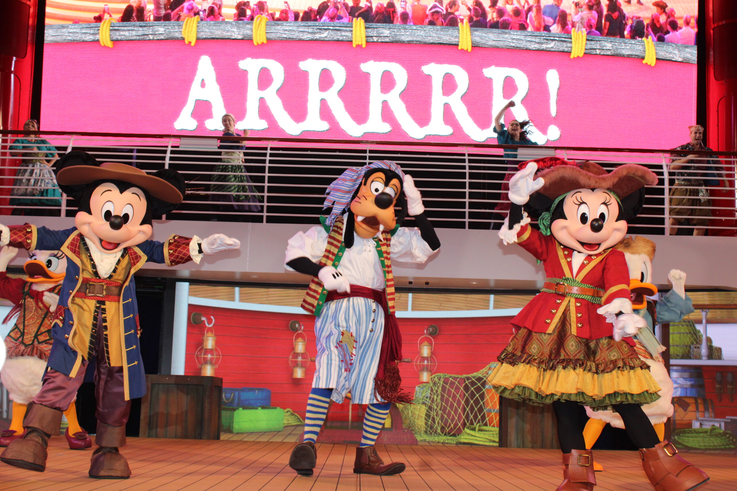 Mickey, Pateta e Minnie se apresentaram na festa do pirata