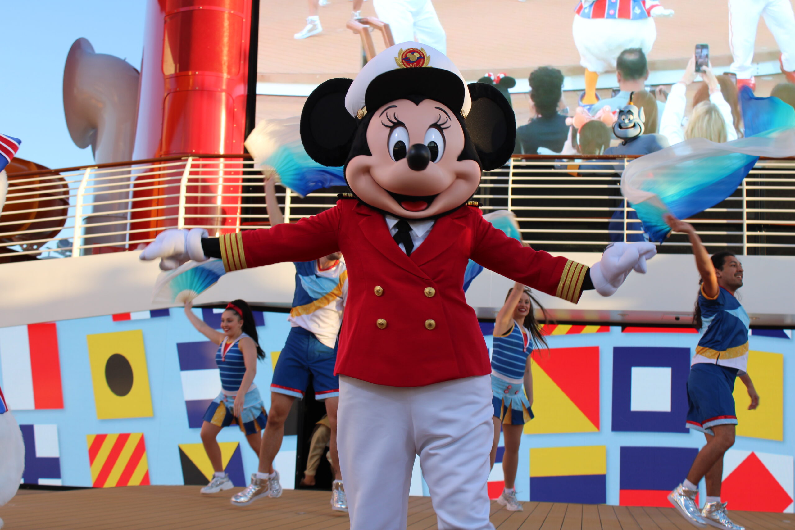 Minnie na festa de partida do Disney Treasure