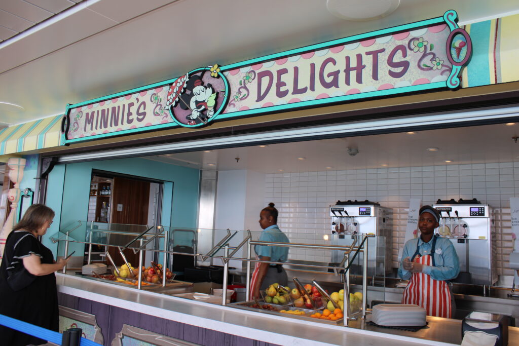 Minnies Delights serve frutas e outros lanches saudáveis