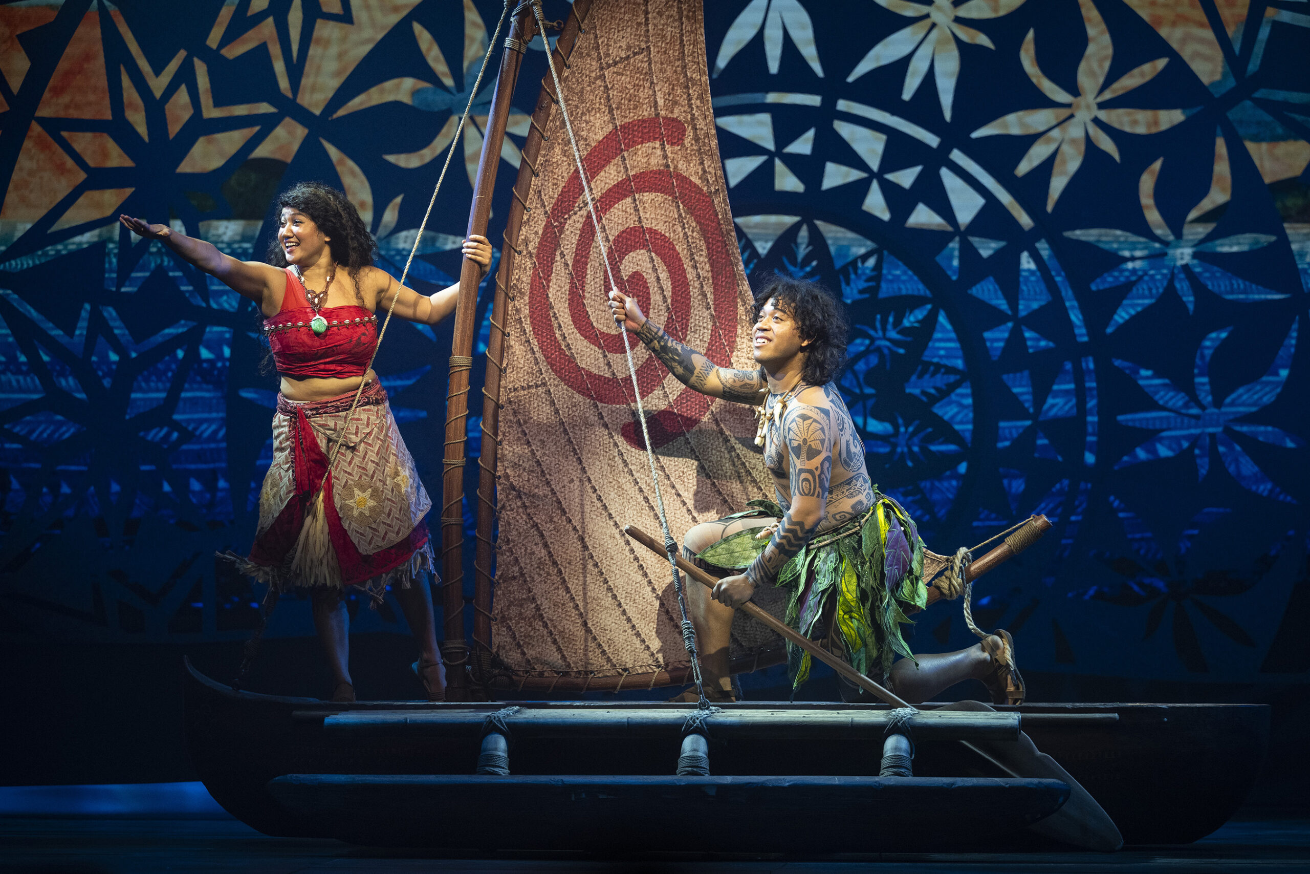 Moana e Maui interpretam a música “Warrior Face”