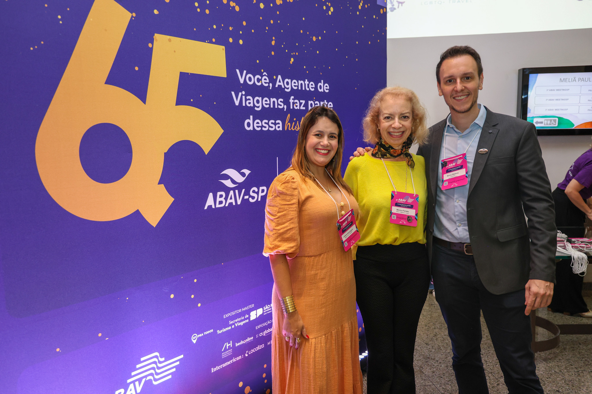 Monica Parlato, da Maris Viagens e Lazer, entre Juliana Assumpção e Bruno Waltrick, da Abav-SP Aviesp