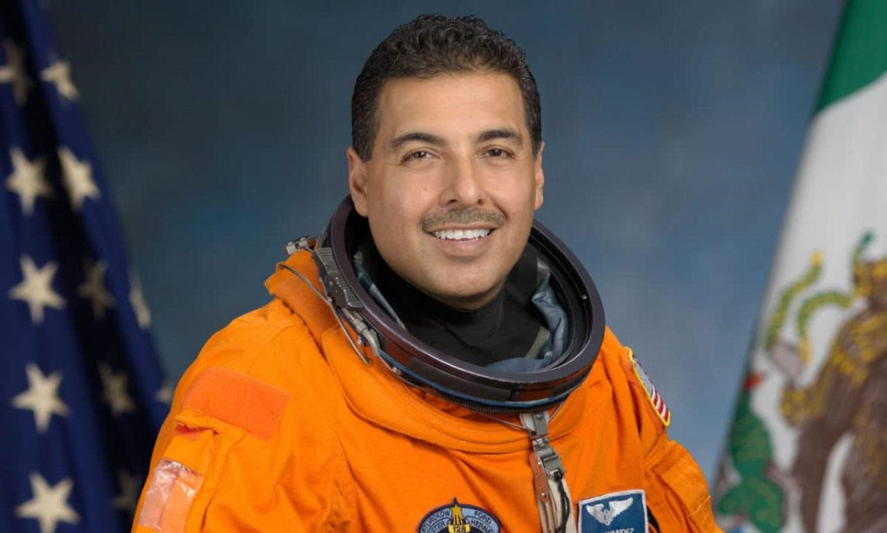 Complexo de Visitantes da NASA destaca a trajetória de superação do astronauta José Hernández 1 NASA Complexo de Visitantes da NASA destaca a trajetória de superação do astronauta José Hernández