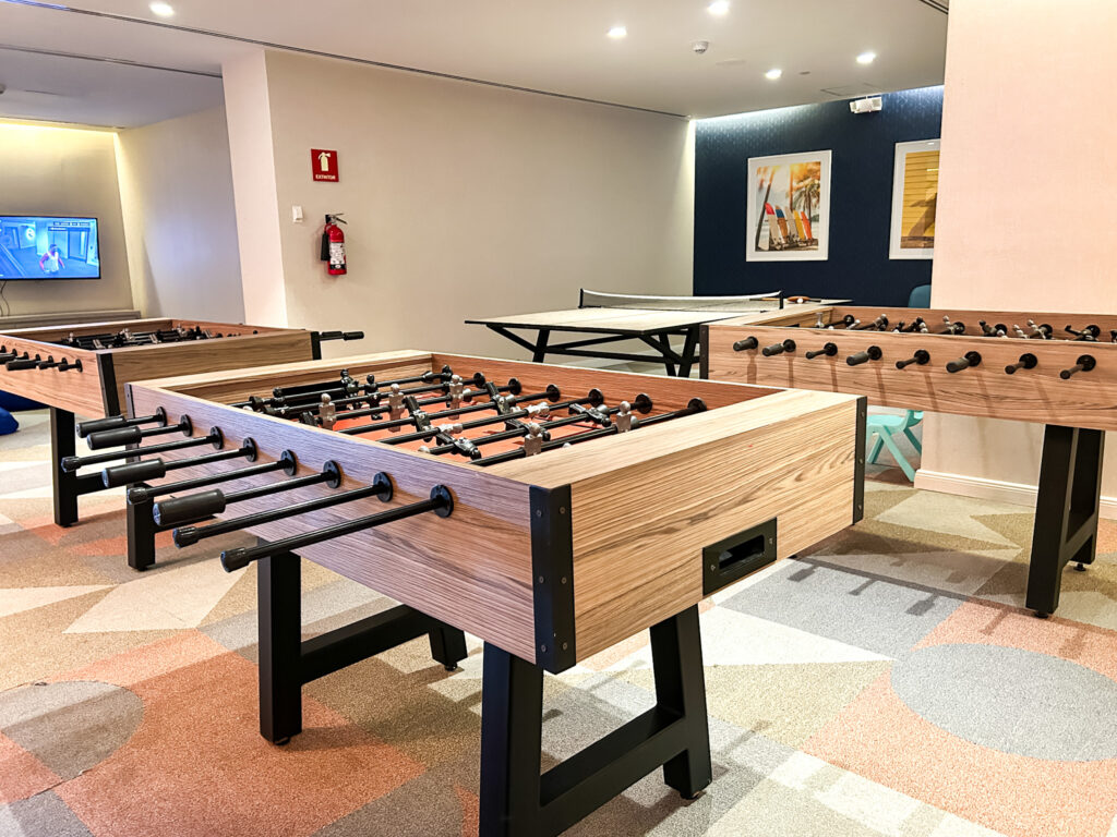 Na área kids há jogos de mesa para entreter os hóspedes