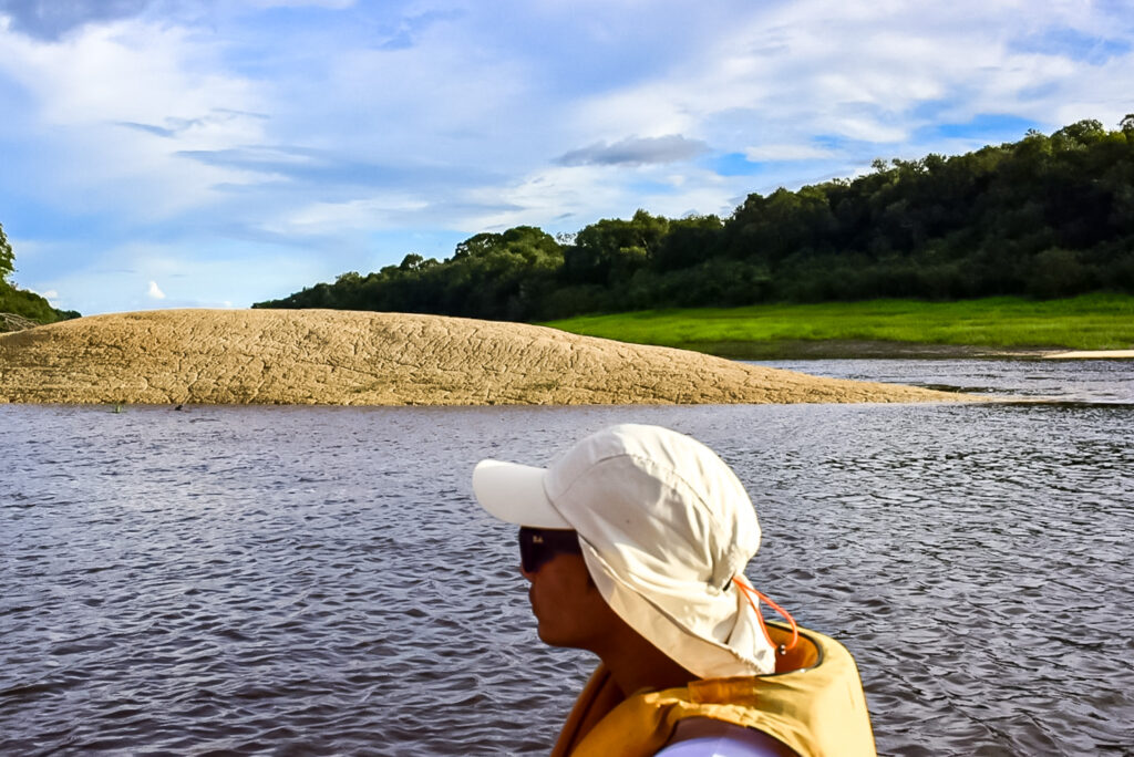 Na baixa do rio, praias e bancos de areia se formam Na baixa do rio, praias e bancos de areia se formam