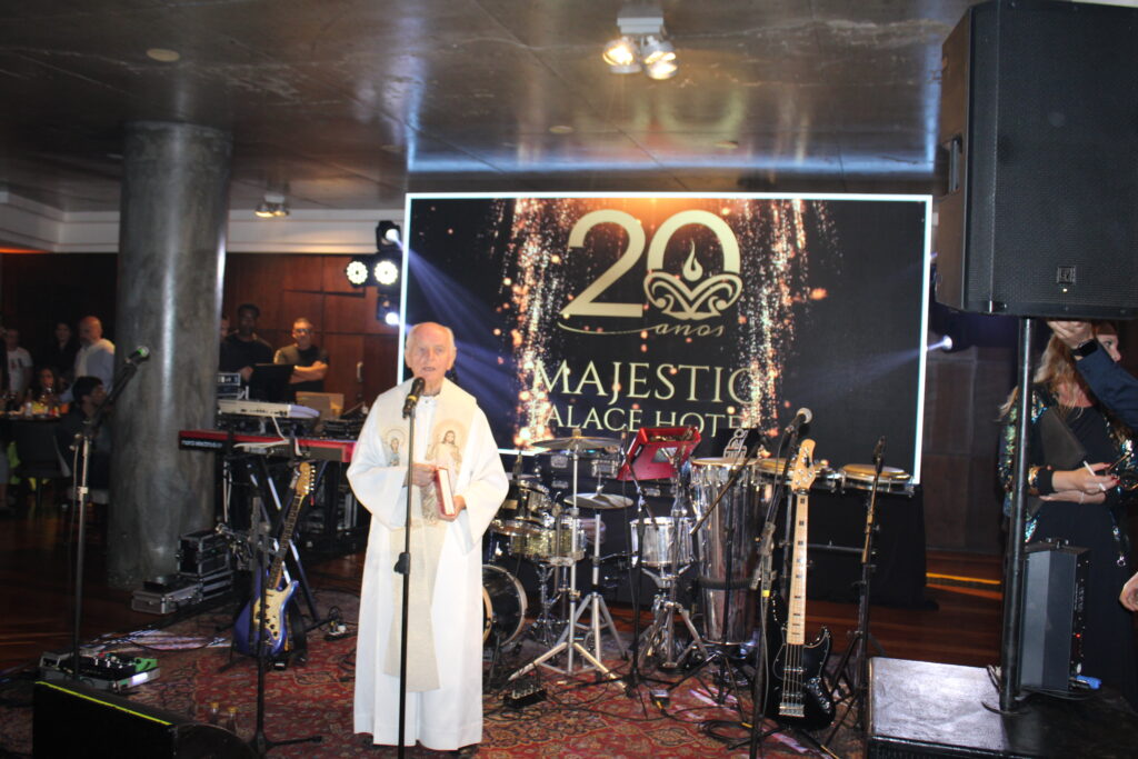Na festa, a bênção do padre Pedro Keller