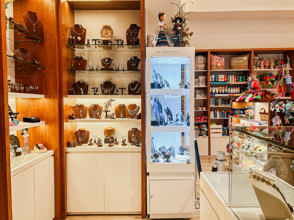 Na loja de souvenir, é possível tanto comprar lembrancinhas quanto joias