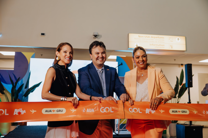 Gol inaugura voo direto para Aruba 1 Na noite desta quarta (18), no aeroporto de Aruba, o corte de faixa do voo inaugural Aruba (AUA) - São Paulo (GRU) (Divulgação/Gol)