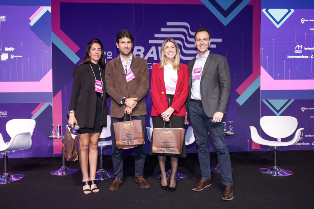 Natália Saccani, Fernando Gagliardi e Priscila Toledo, do Meliã Hotels, e Bruno Waltrick, presidente da Abav-SP Aviesp