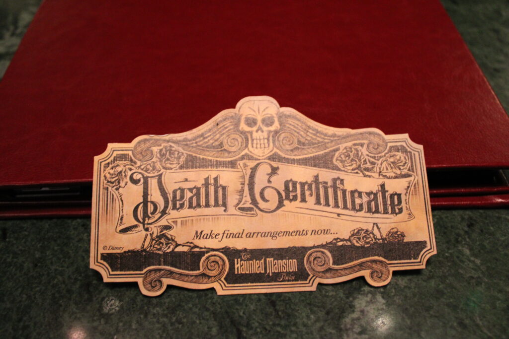 No Haunted Mansion, o cliente ganha um certificado de óbito ao pedir um drink