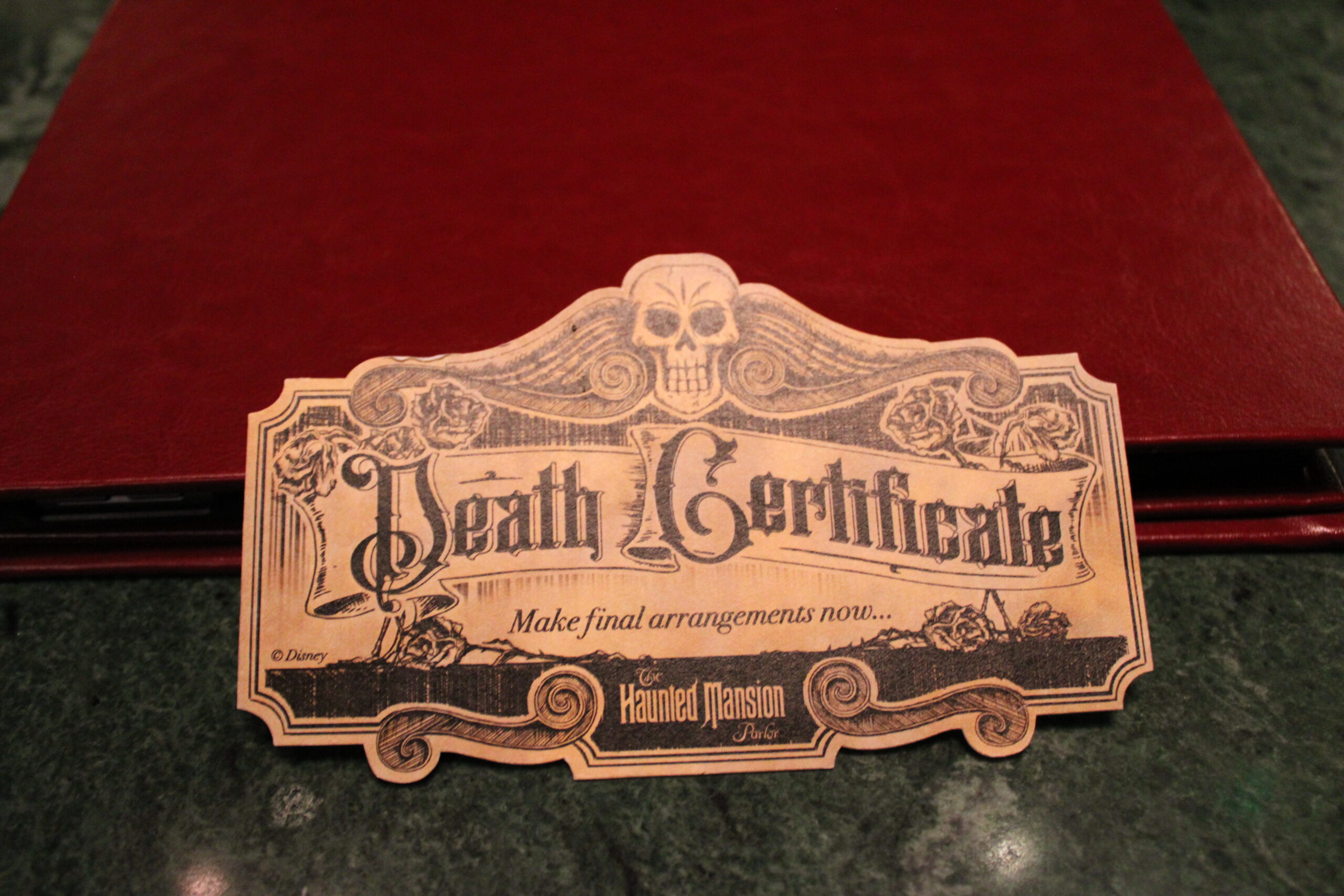 No Haunted Mansion, o cliente ganha um certificado de óbito ao pedir um drink No Haunted Mansion, o cliente ganha um certificado de óbito ao pedir um drink