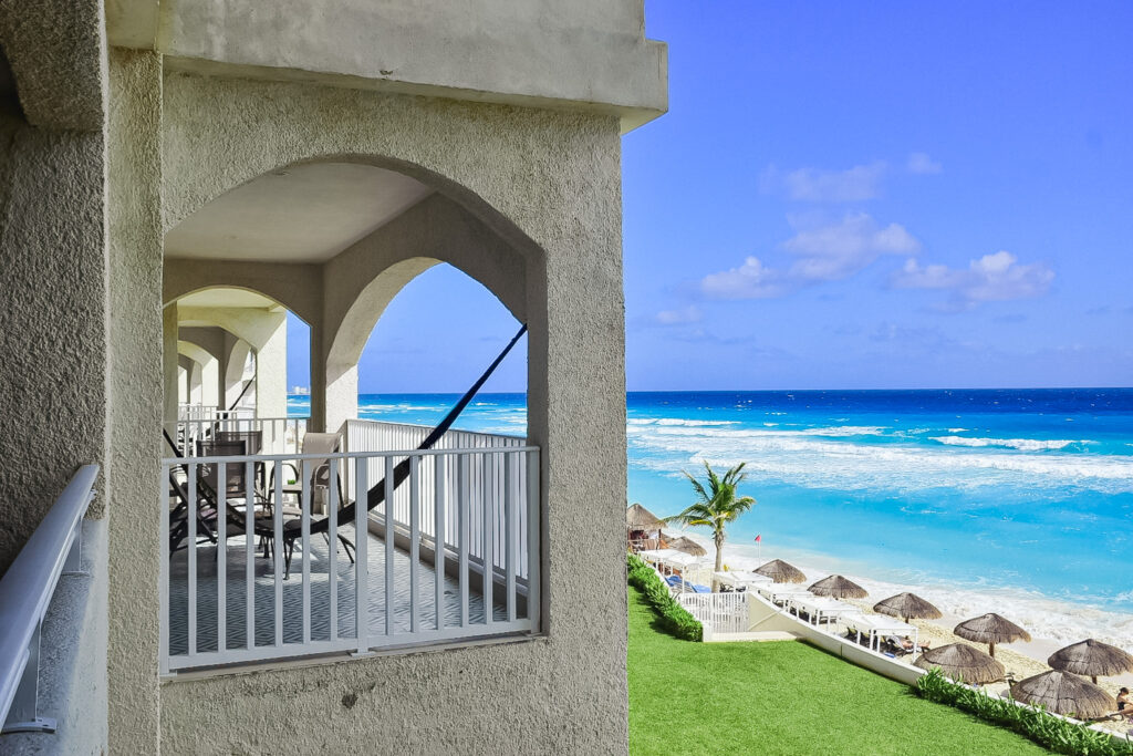 No Hilton Cancun Mar Caribe All Inclusive Resort há acomodações com rede na sacada