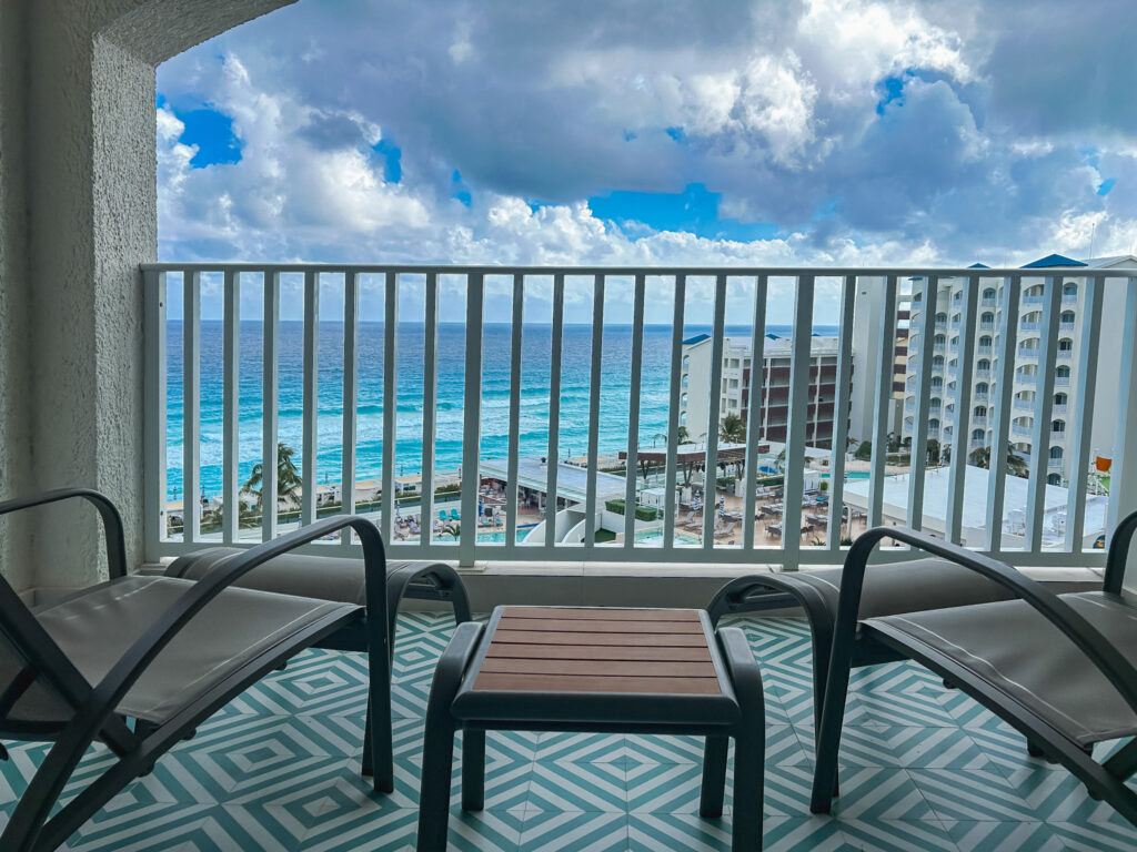 No Hilton Cancun Mar Caribe All Inclusive Resort, os quartos possuem vista para o mar