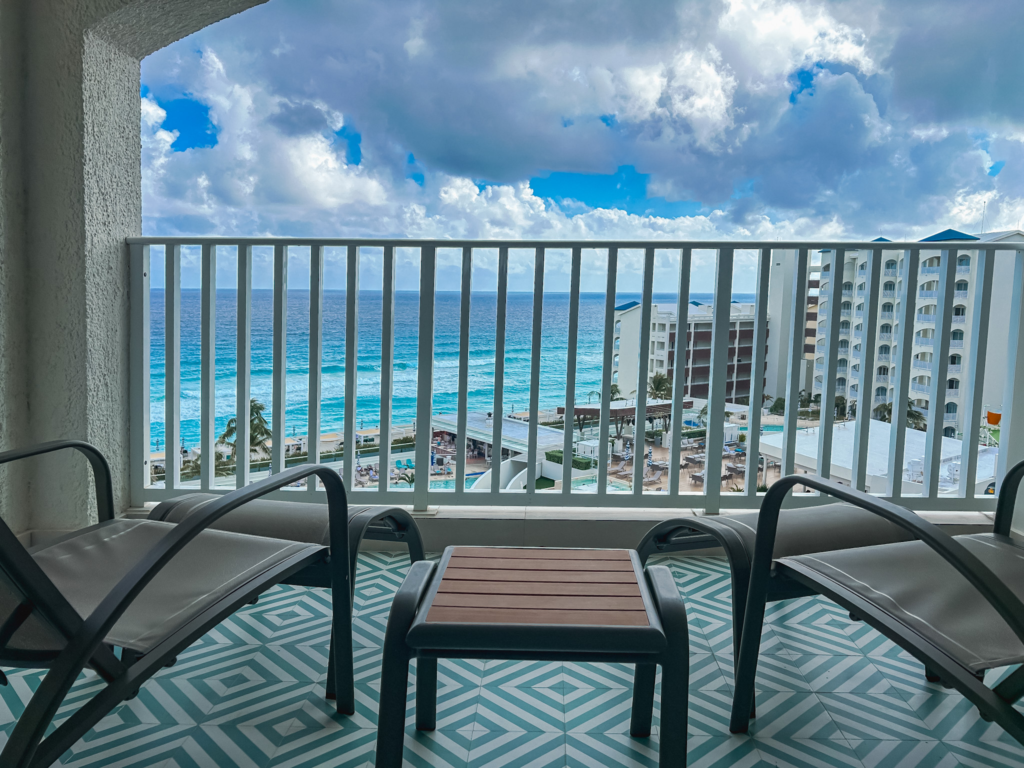 No Hilton Cancun Mar Caribe All Inclusive Resort, os quartos possuem vista para o mar