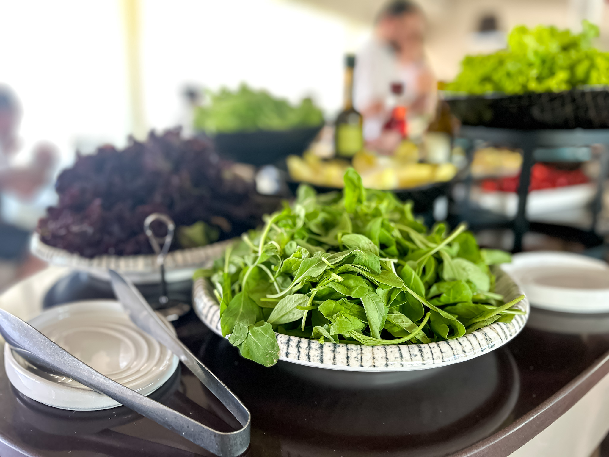 No buffet, opções de salada estão a disposição No buffet, opções de salada estão a disposição