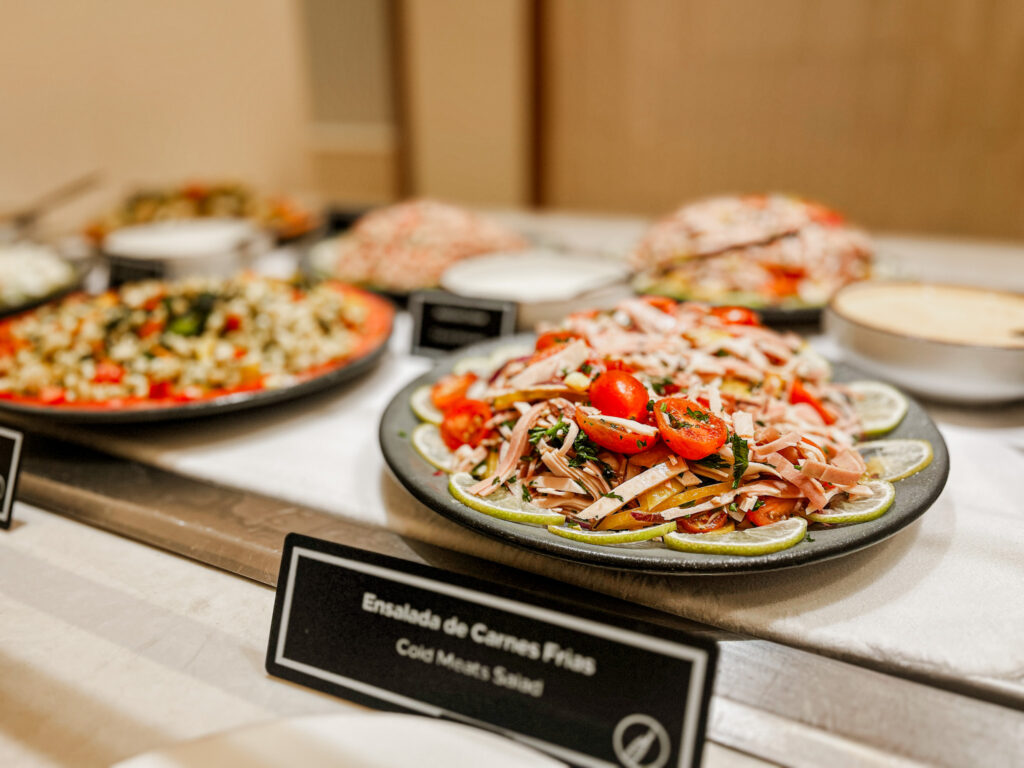 No café da manhã há opções de saladas variadas