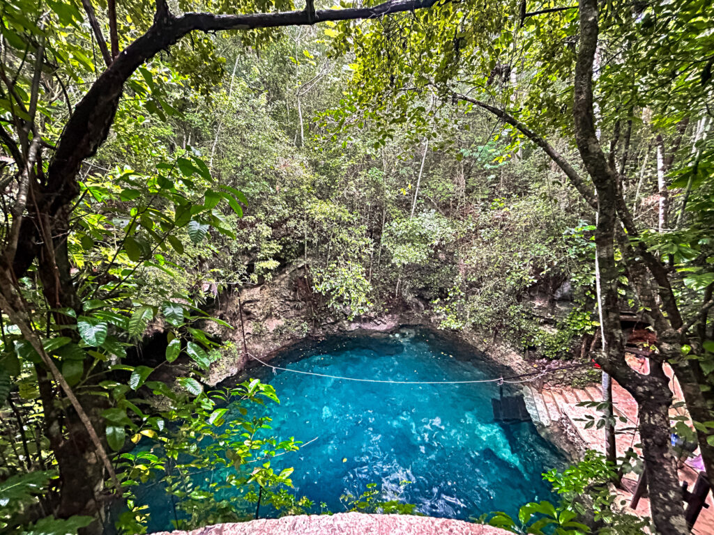 No complexo Cenotes Zapote há cenotes com 63 metros de profundidade No complexo Cenotes Zapote há cenotes com 63 metros de profundidade