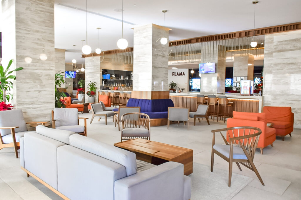 No lobby, os hóspedes podem contar bebidas ilimitadas do bar
