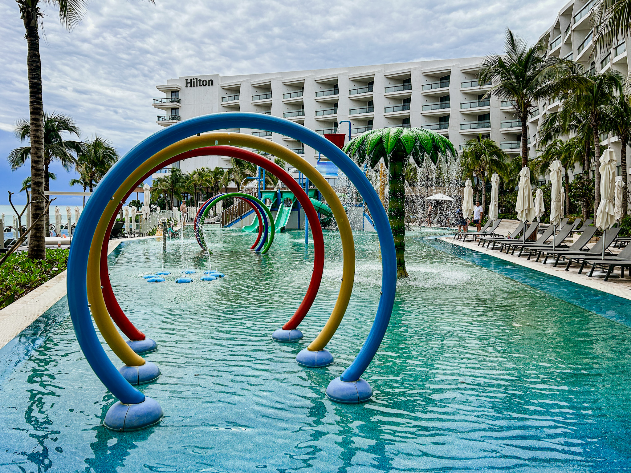 No parque aquático infantil há diversos brinquedos para as crianças aproveitarem No parque aquático infantil há diversos brinquedos para as crianças aproveitarem