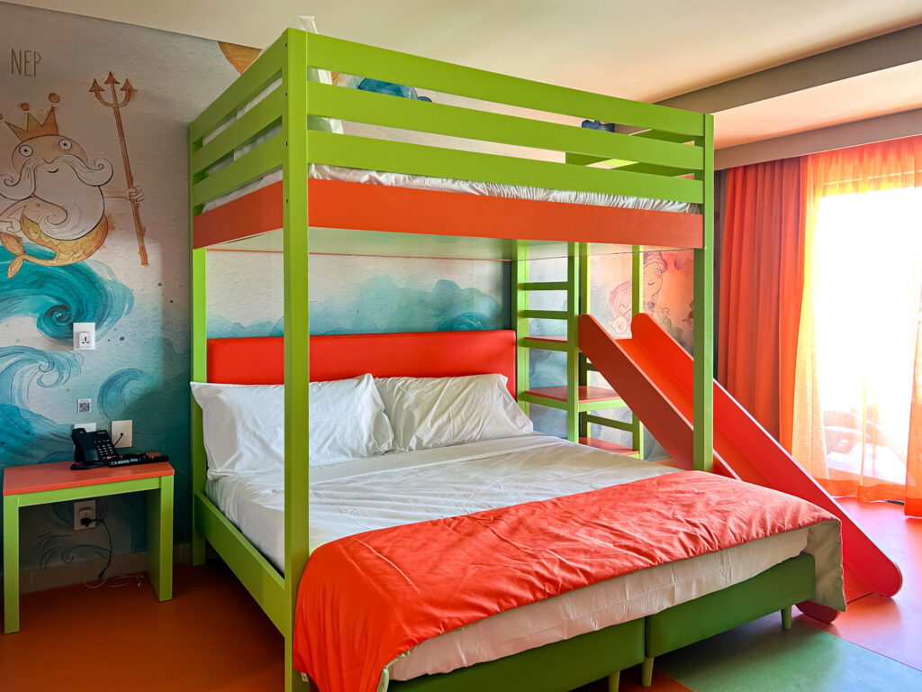 No quarto infantil, os personagens do Club Nep são protagonistas