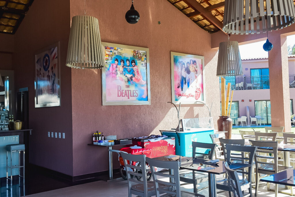 No restaurante da piscina há quadros homenageando cantores dos anos 60