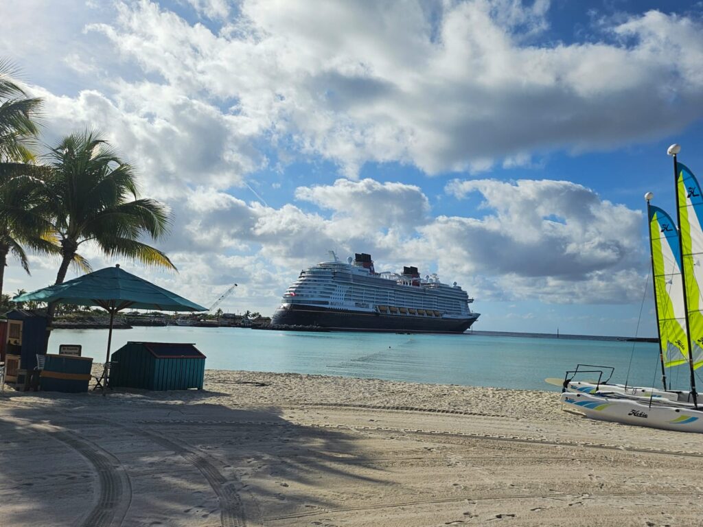 Novo navio Disney Treasure atracado no porto de Castaway Cay