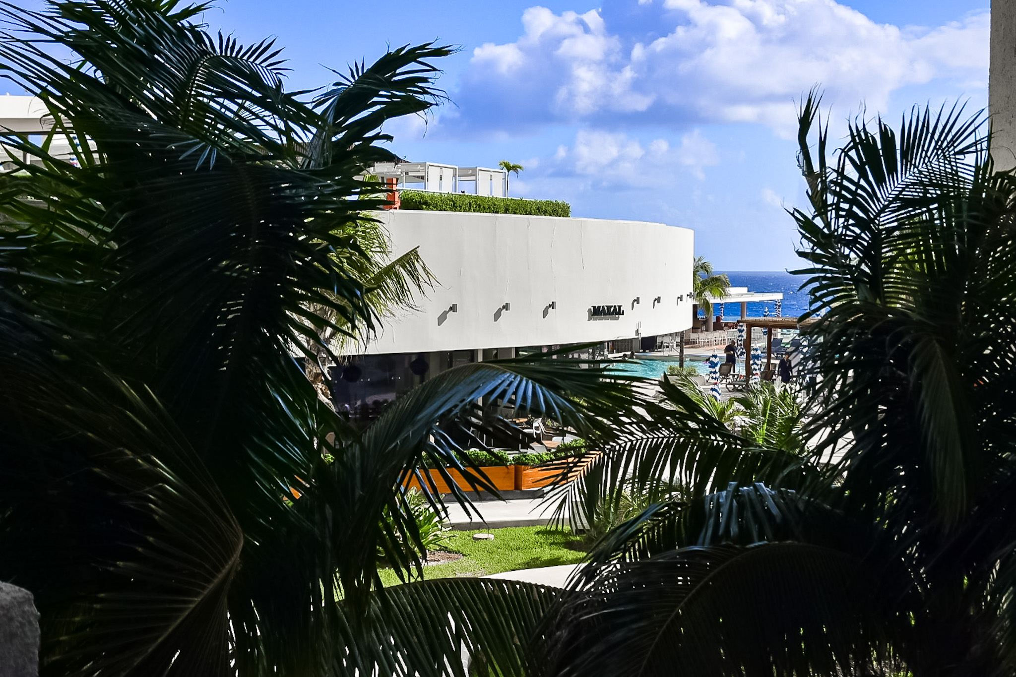O Hilton Cancun Mar Caribe All Inclusive Resort conta com experiências gastronômicas, piscinas e rooftops
