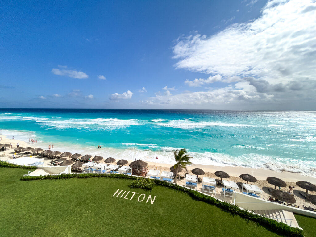 O Hilton Cancun Mar Caribe All Inclusive Resort é um hotel pé na areia