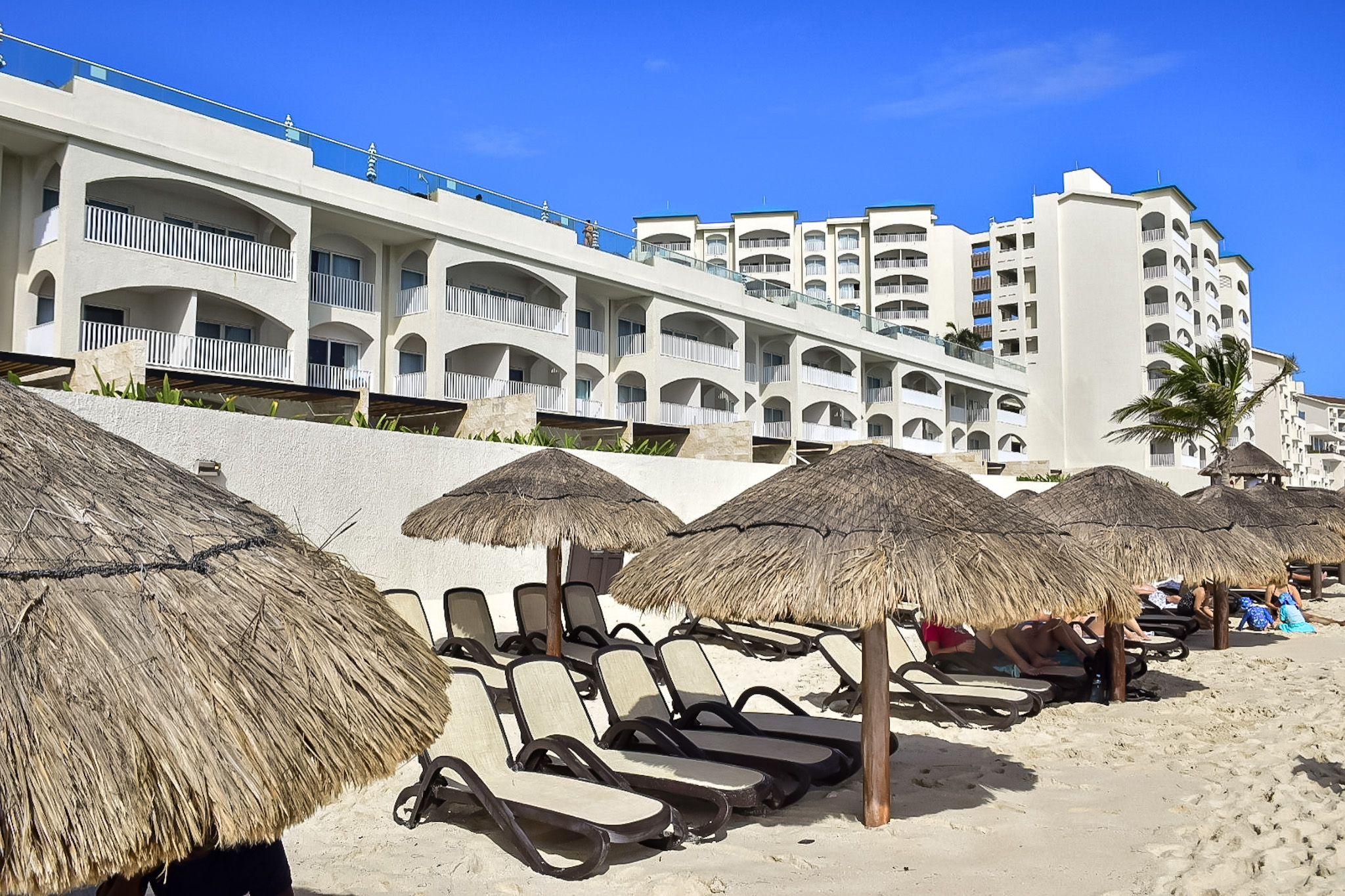 O Hilton Cancun Mar Caribe All Inclusive Resort oferece um estrutura de praia completa