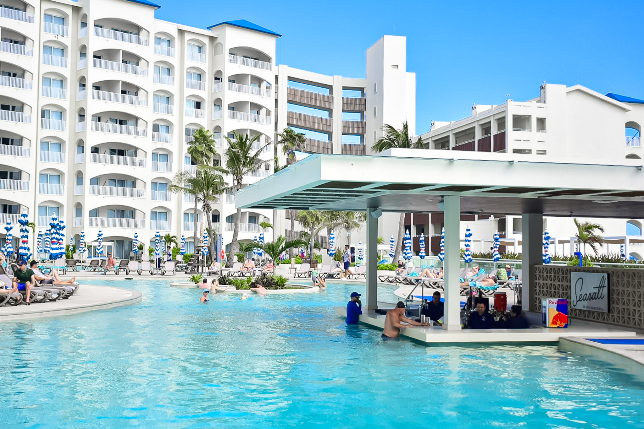O Hilton Cancun Mar Caribe All Inclusive Resort possui uma grande área de piscina