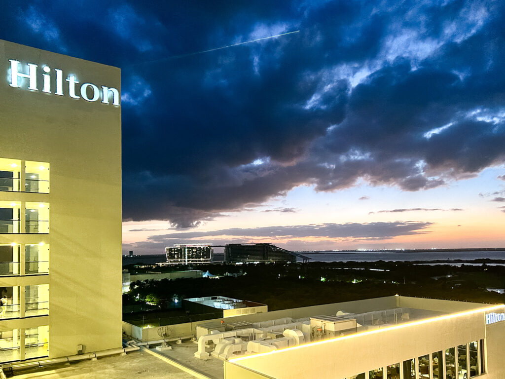 O Hilton Caribe Mar All Inclusive possui vários prédios de habitações com vista privilegiada