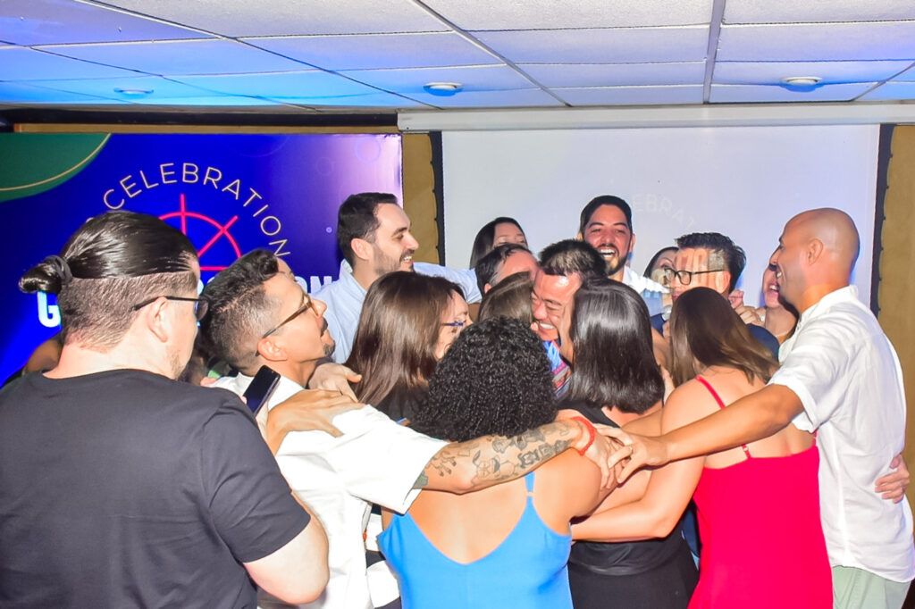 O abraço em grupo consolidou o carinho da equipe da VP por Renato Kido