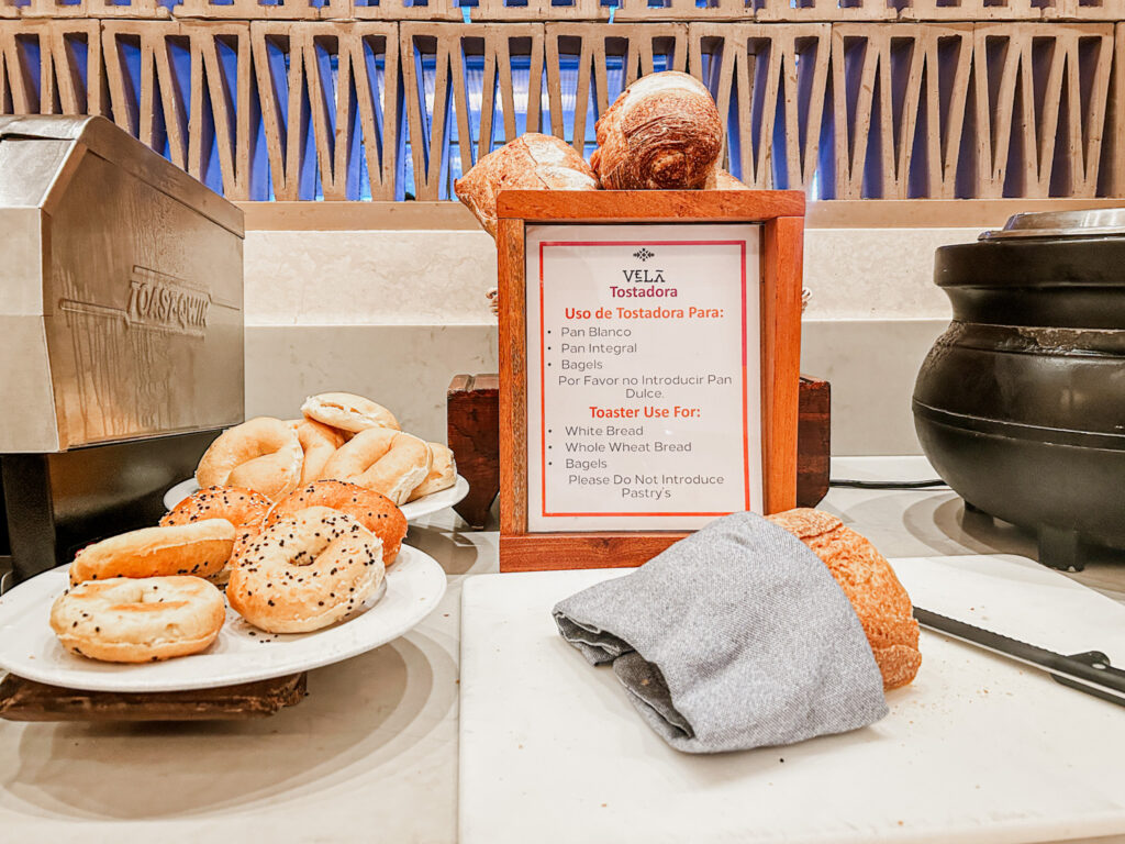 O buffet do restaurante Velã oferece uma variedade de pães e doces