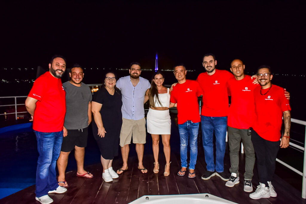 O deck superior foi escolhido como local para o coquetel