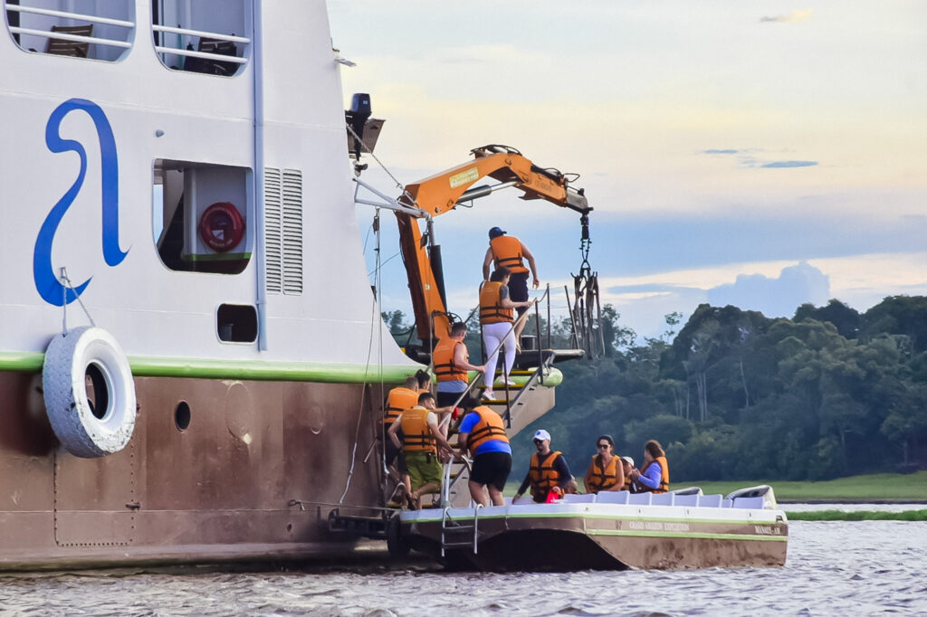 O embarque e desembarque para passeios no Grand Amazon é feito na popa do navio