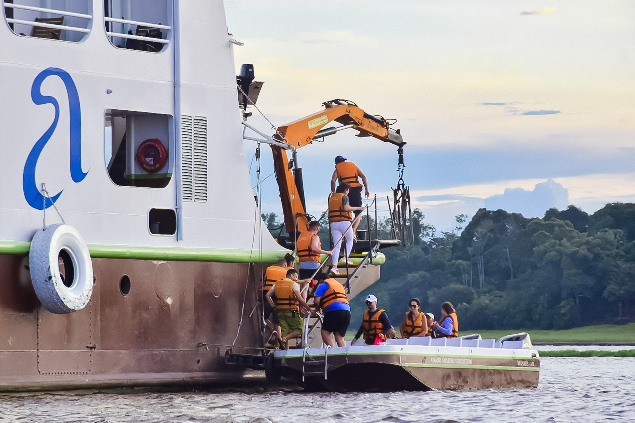 O embarque e desembarque para passeios no Grand Amazon é feito na popa do navio