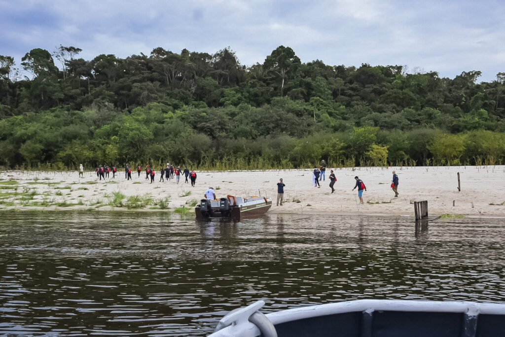 O grupo desembarcou em uma das 400 ilhas do arquipélago de Anavilhanas para fazer a trilha