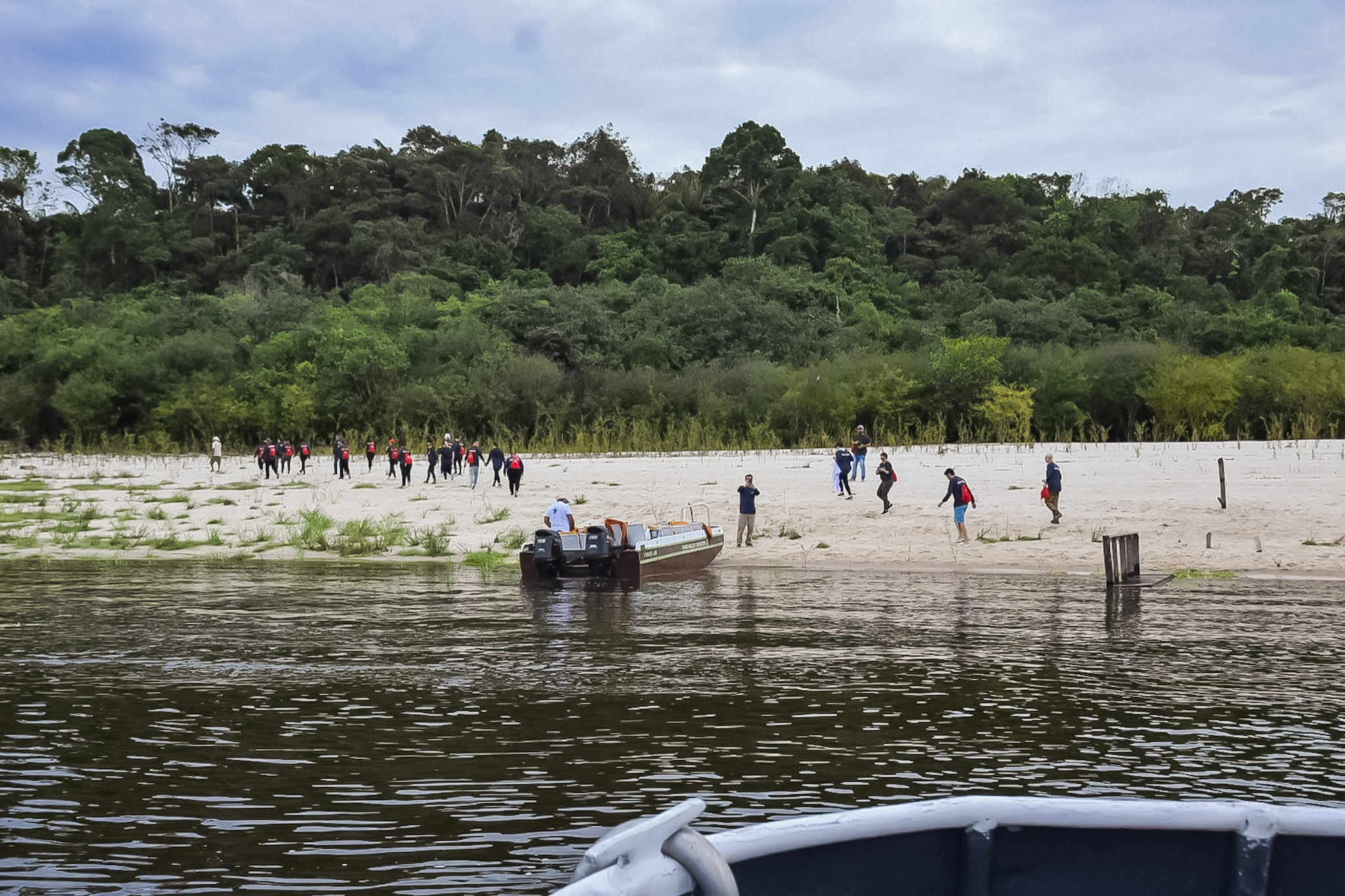 O grupo desembarcou em uma das 400 ilhas do arquipélago de Anavilhanas para fazer a trilha