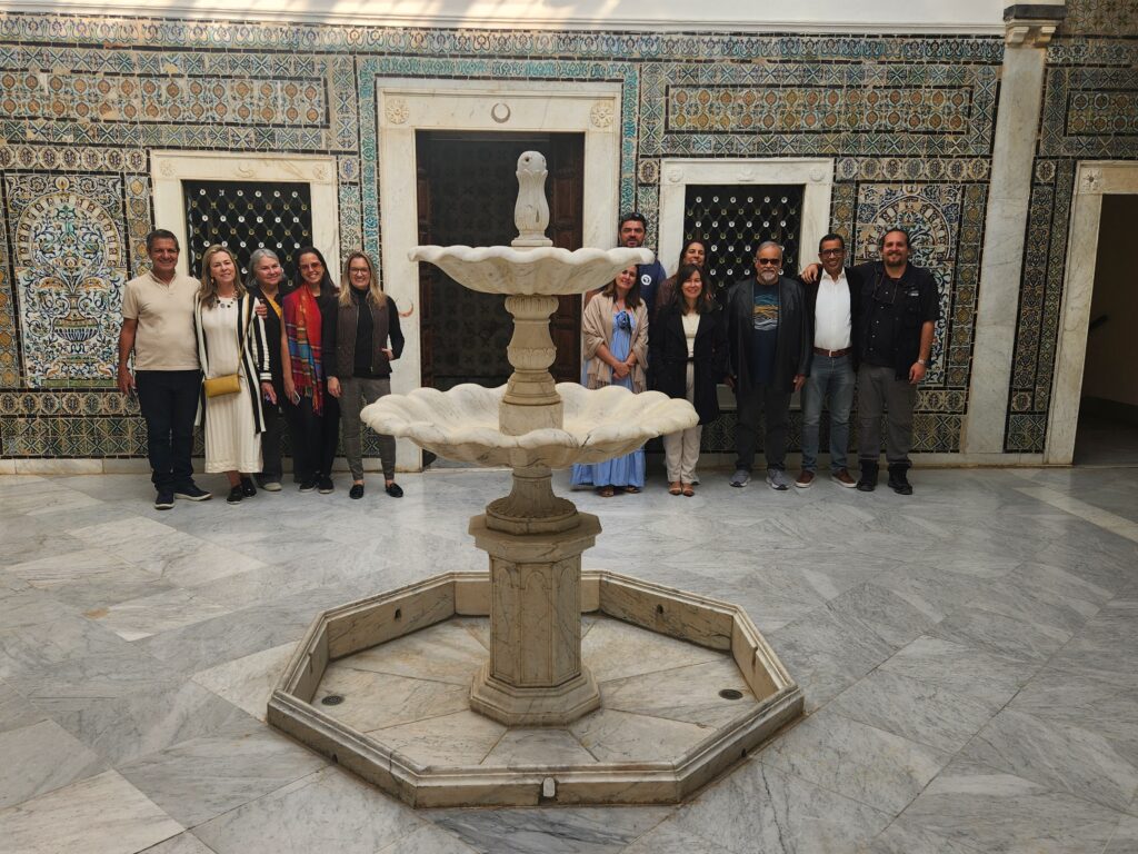 Os agentes de viagens no interior do Museo do Bardo