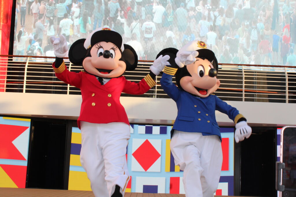 Os anfitriões do Disney Treasure