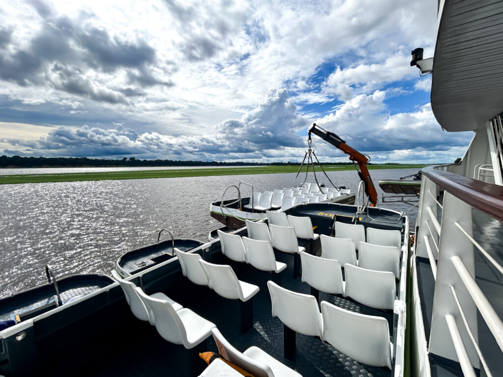 Os barcos usados para passeio são armazenados no próprio Grand Amazon Expedition