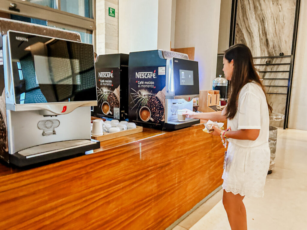 Os hóspedes podem aproveitar as máquinas de café distribuídas pelo hotel