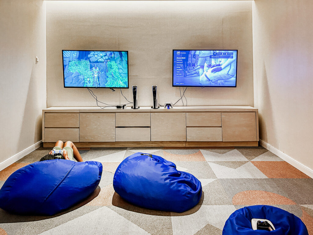 Os jovens podem contar com uma sala dedicada a jogos eletrônicos