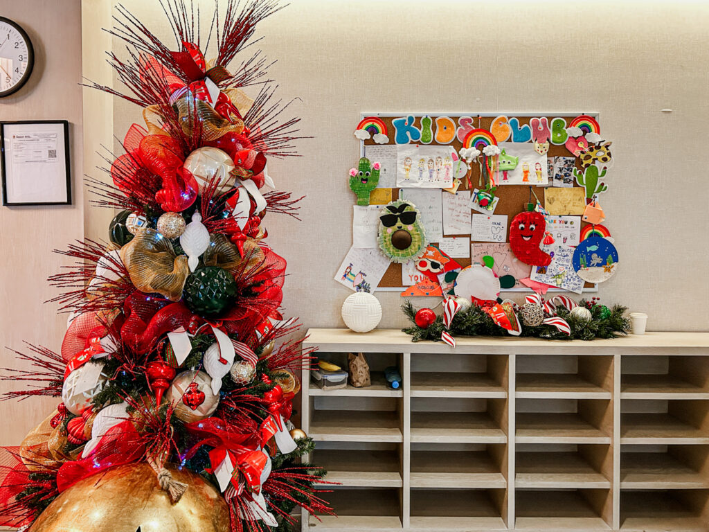 Painel de avisos temático e arvores de natal Personalizadas no kids club