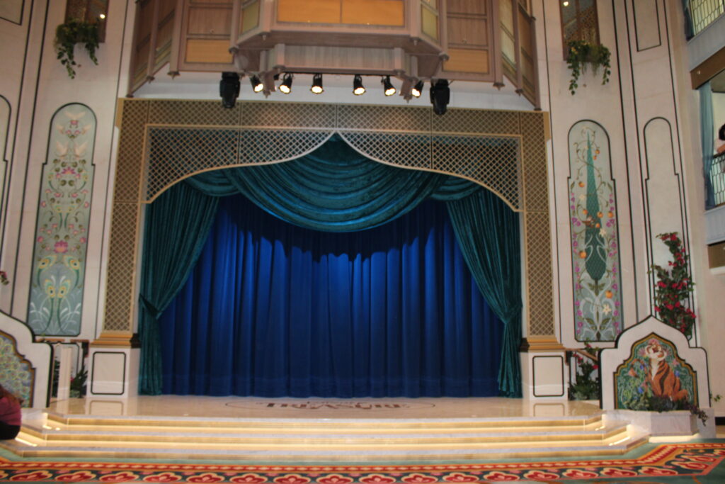 Palco no Grand Hall do Disney Treasure
