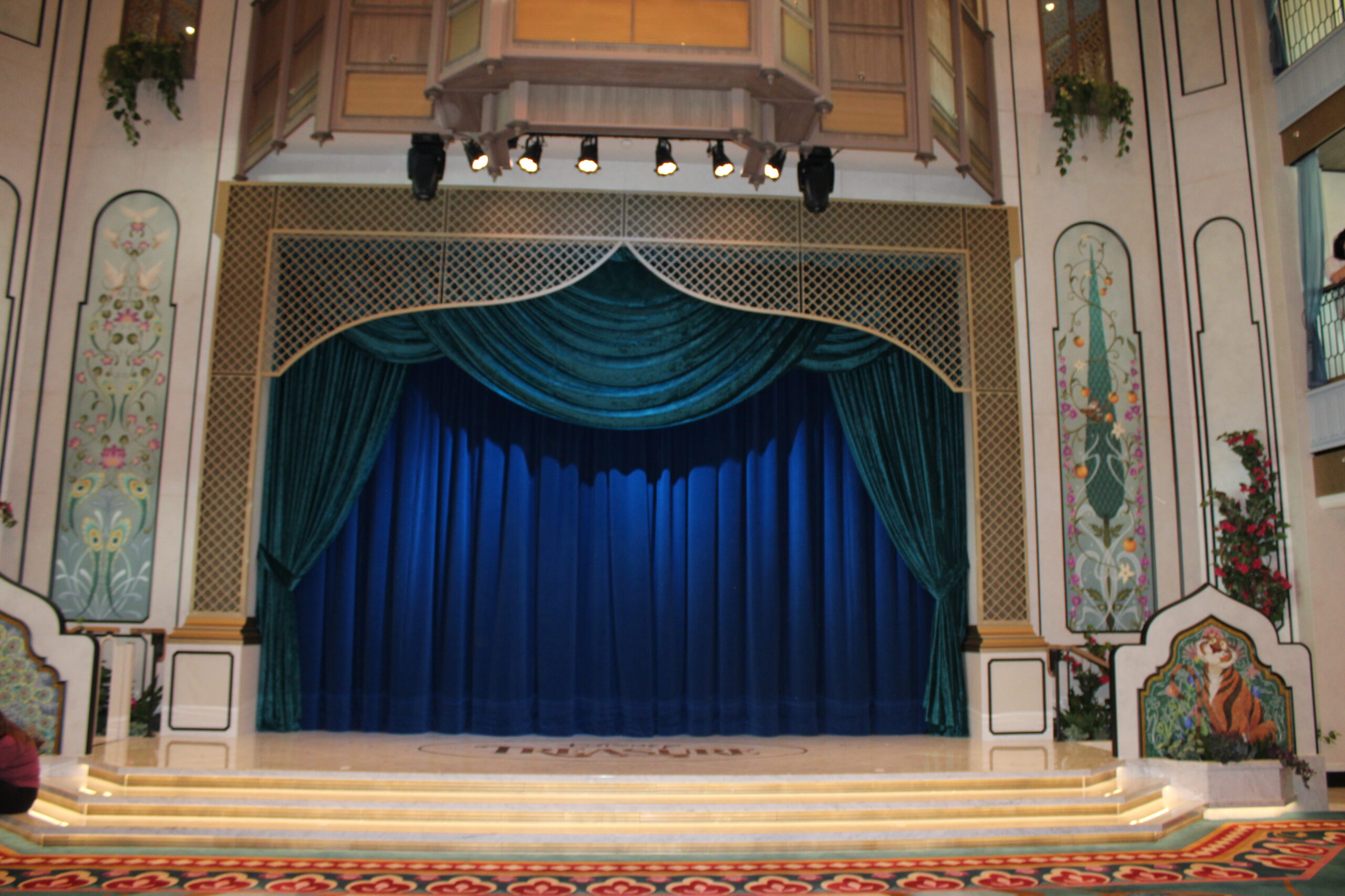 Palco no Grand Hall do Disney Treasure
