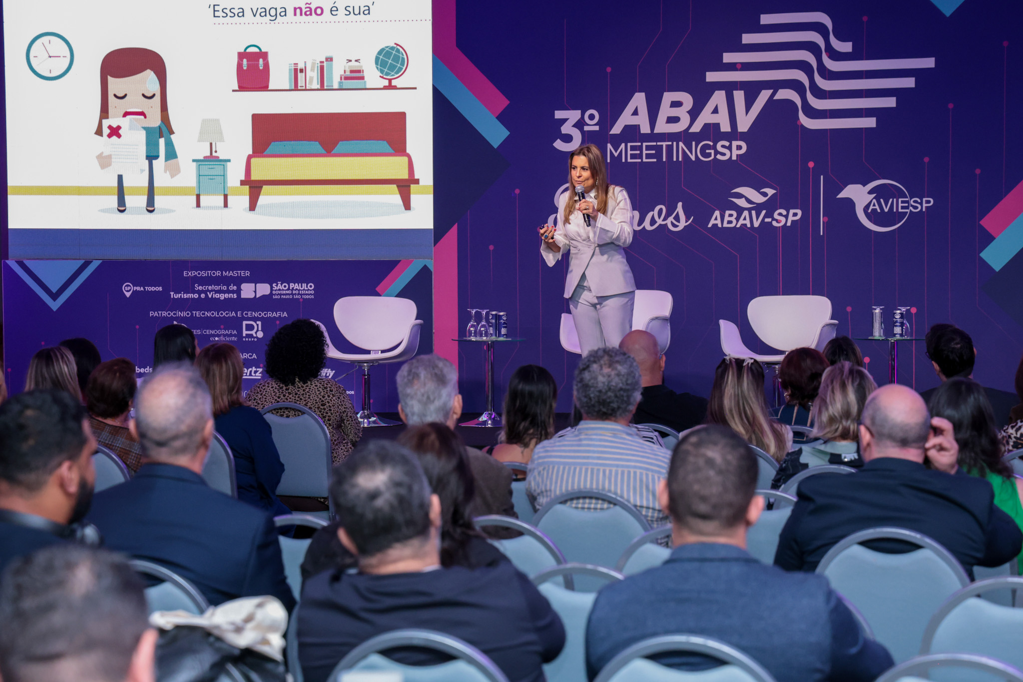 Palestrante Carla Sarni durante o segundo dia da Abav Meeting