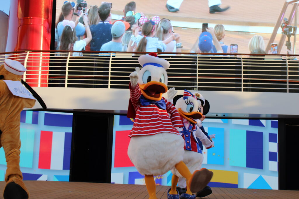 Pato Donald também compareceu na festa de partida