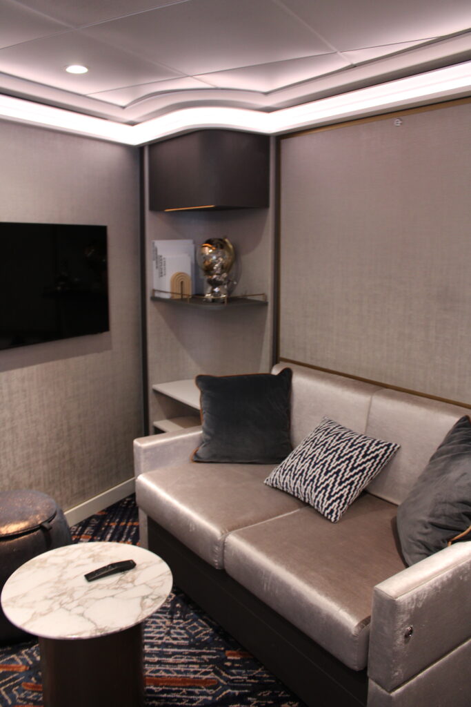 Pequena sala de TV da Tomorrow Tower Suite