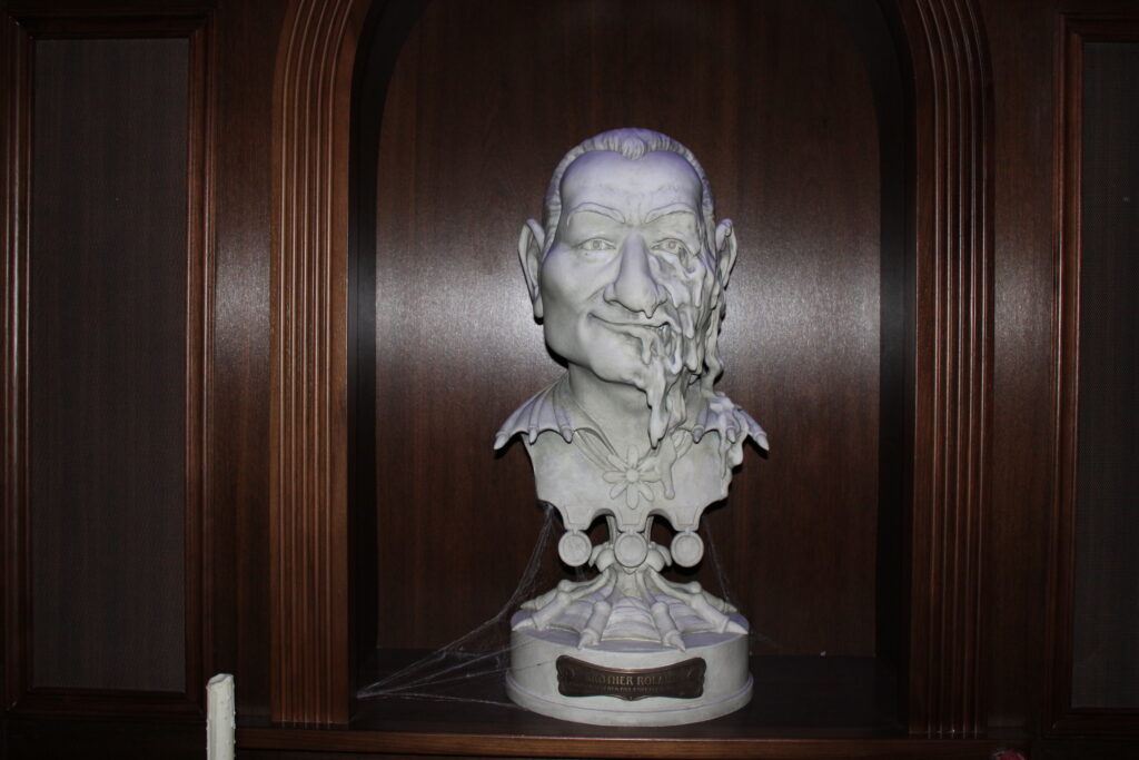Personagens assustadores fazem parte do ambiente do Haunted Mansion