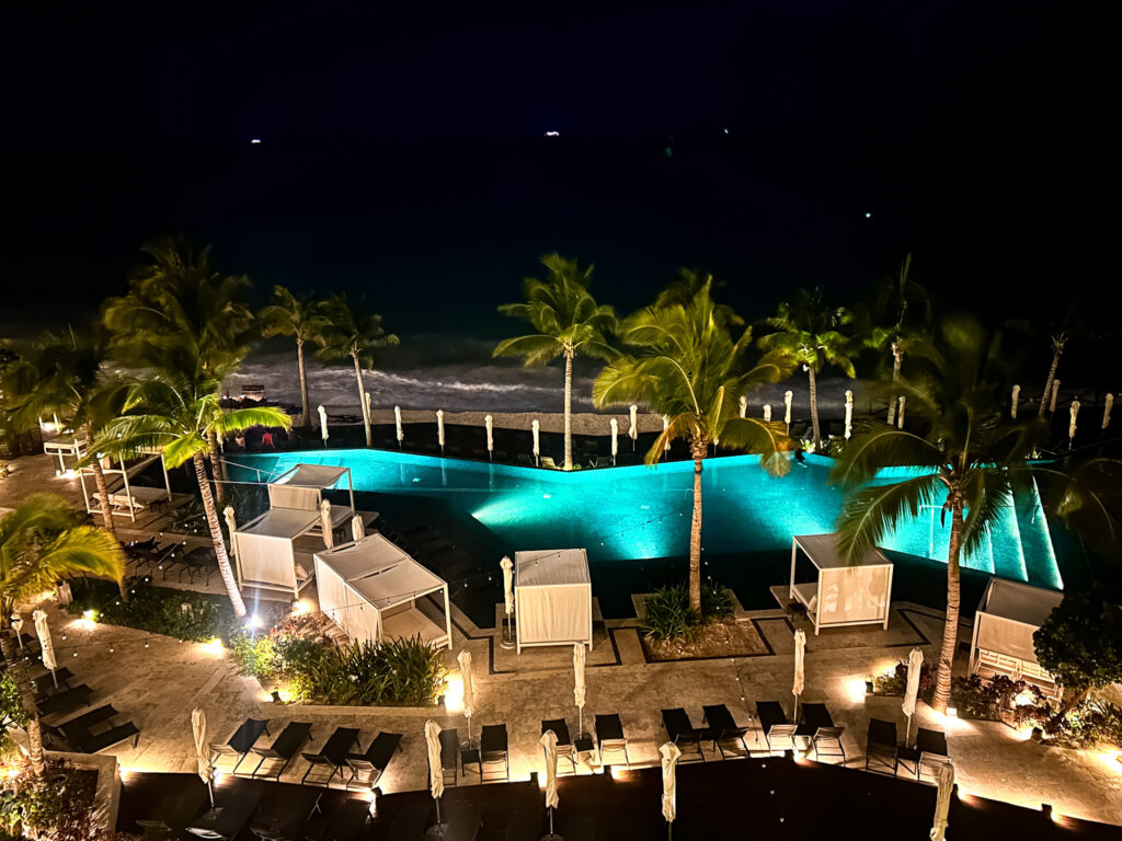 Piscina principal do Hilton Cancún All Inclusive Resort